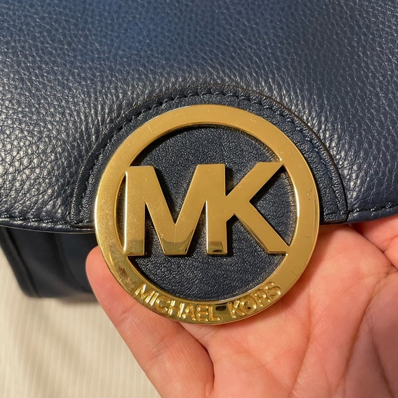 MK Margo Messenger Crossbody Purse - Picture 3 of 12